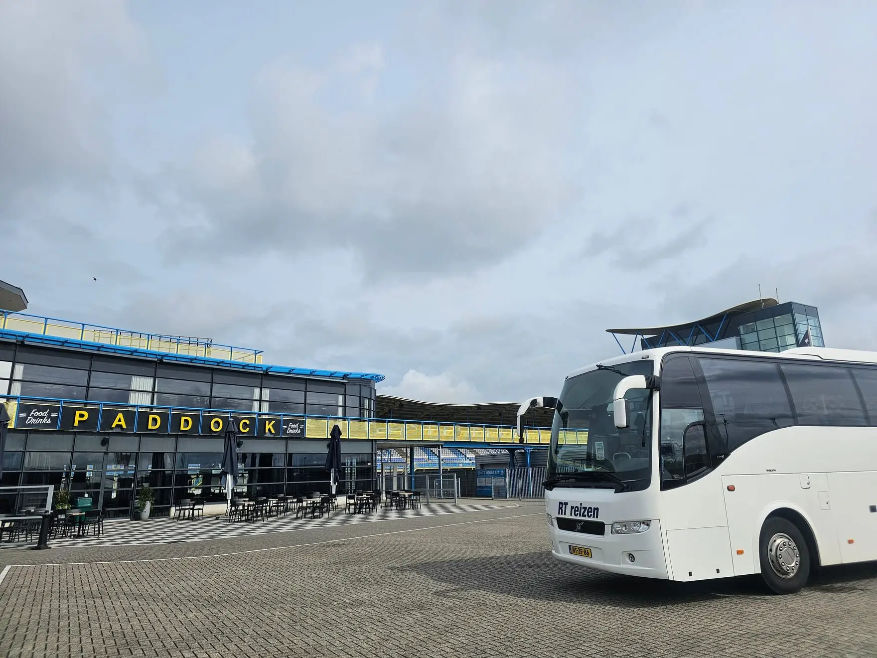 Touringcar van RT Reizen op het voorplein van een evenementenlocatie