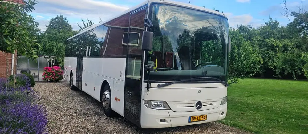 De bus van RT Reizen, klaar voor vertrek.