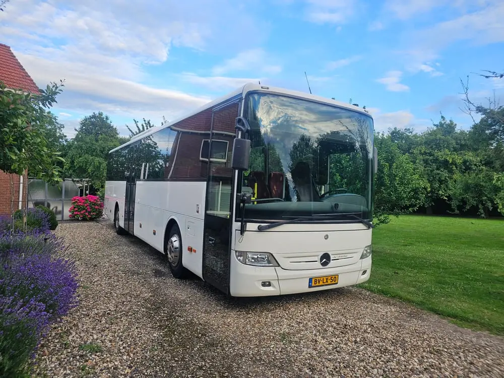 De bus van RT Reizen, klaar voor vertrek.