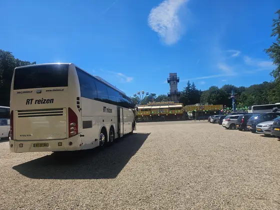 Touringcar van RT Reizen bij Julianatoren.