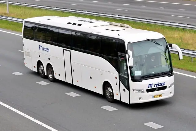 Touringcar van RT Reizen onderweg op de snelweg.