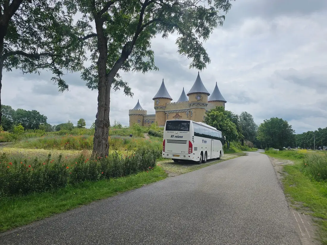 Een klas stapt in bij de touringcar.