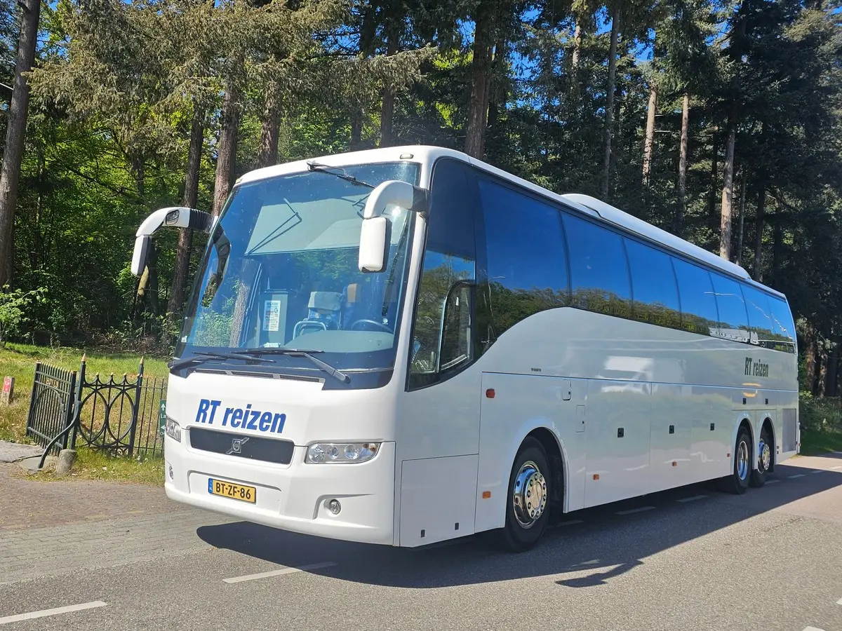 Touringcar van RT Reizen op een landweg.