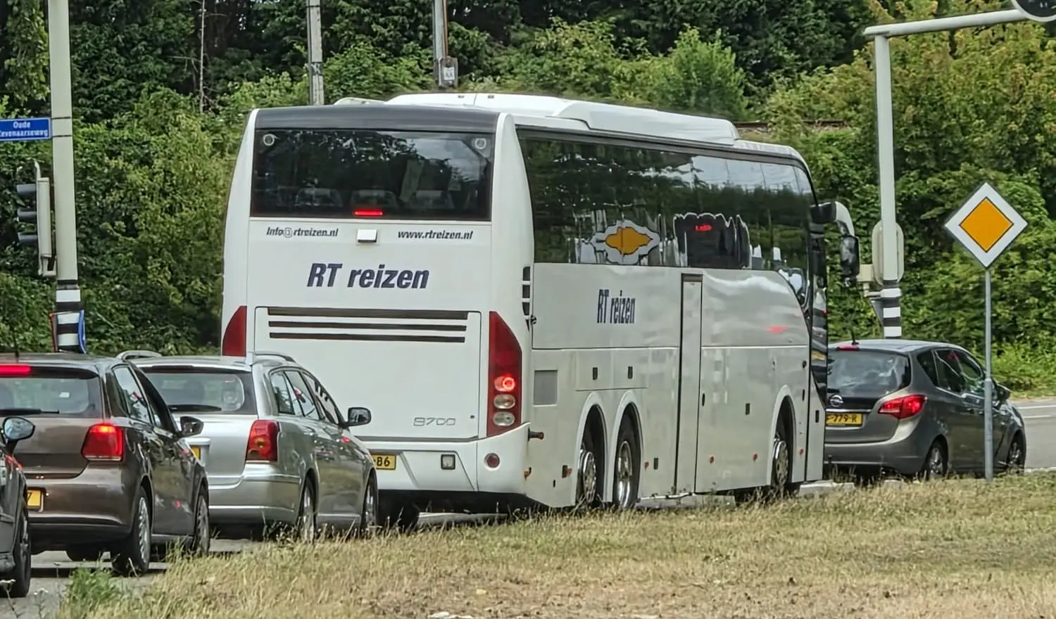 Touringcar van RT Reizen op de Oude Zevenaarseweg, wachtend voor het stoplicht.